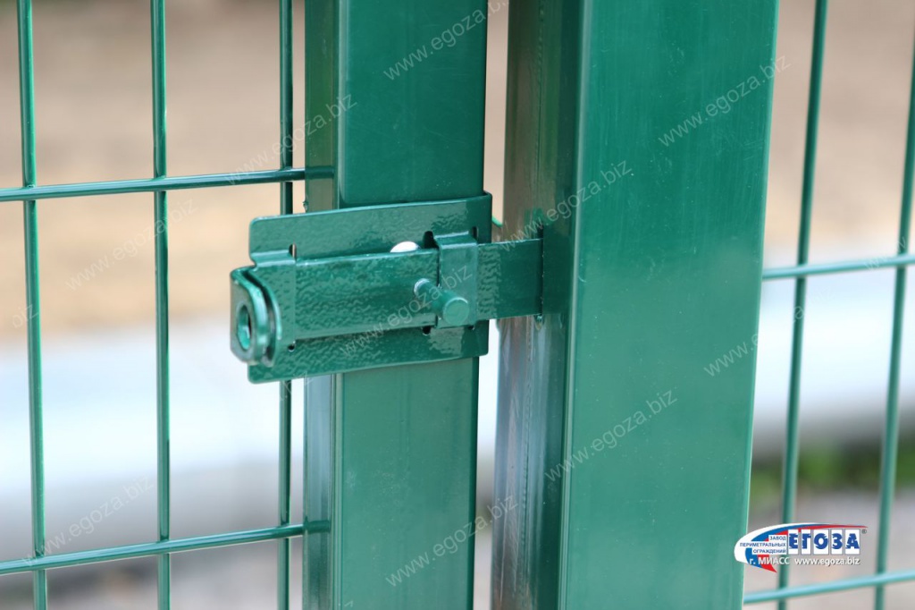 Bolt with hinges for a padlock for a chain-link gate 