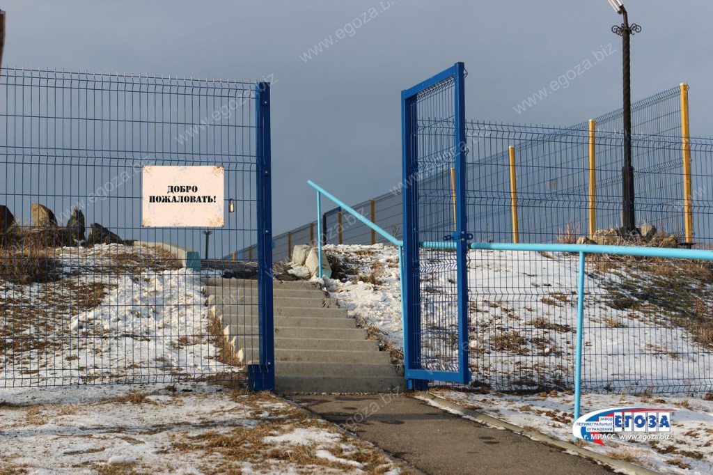 Production of gates with mesh filling for use on the street and in industrial premises